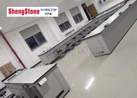 Dessus de table époxyde blanc de panneau de résine phénolique dans le laboratoire de physique d'école